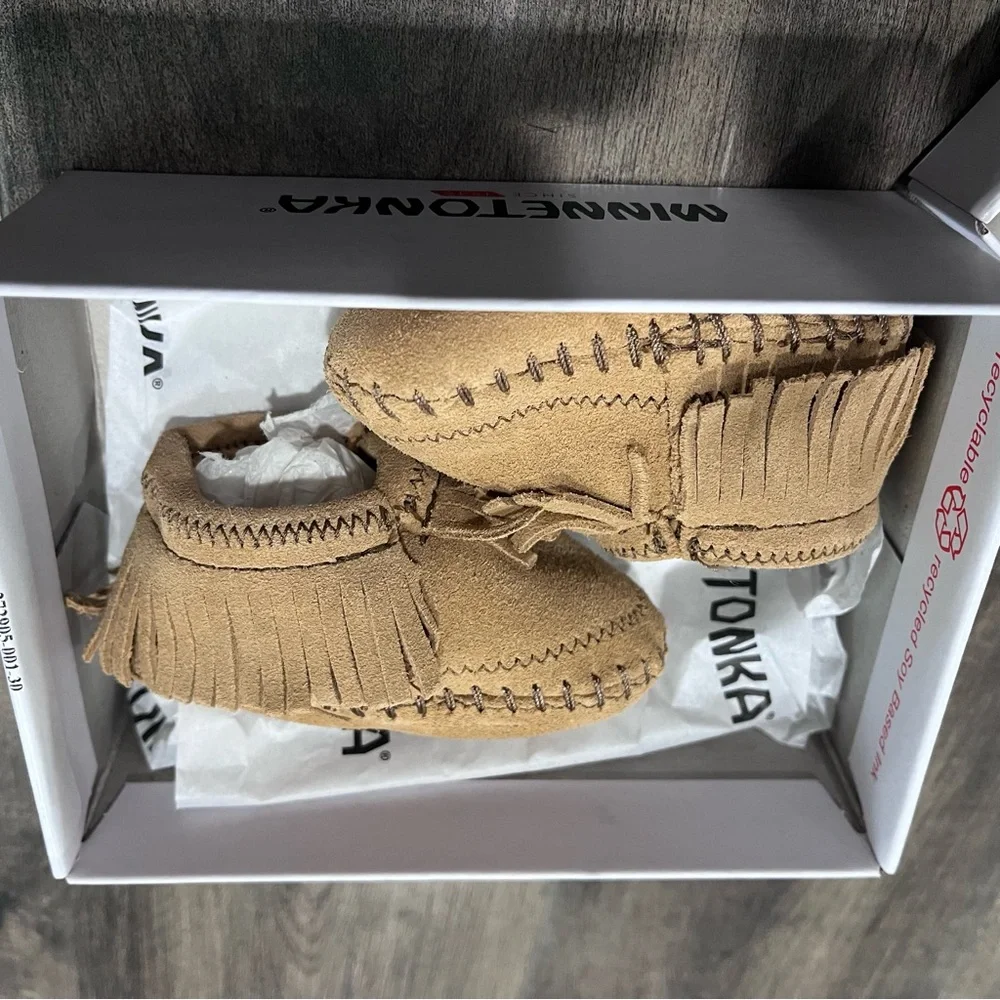 MINNETONKA Riley Bootie 1167 Tan fringed moccasins , size 0 , NIB New